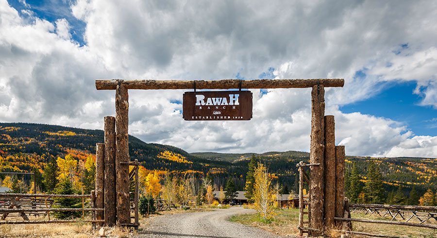 Picture of the entrance of Rawah Ranch: the ideal place to spend a colorado ranch vacations